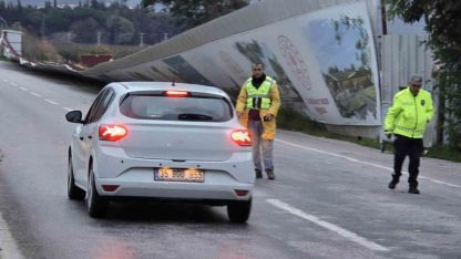 Selçuk’ta fırtına yol kenarında dev panoları yola savurdu