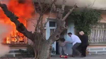 Kedisini kurtarmak için alevlerin içine daldı; komşuları güçlükle dışarı çıkardı