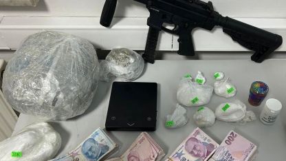 Cinayet zanlısı, hobi bahçesinde otomatik silah ve uyuşturucuyla yakalandı