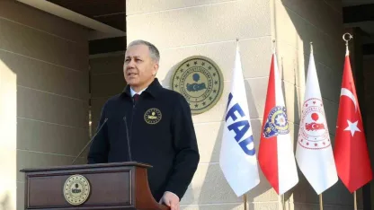 İçişleri Bakanı Yerlikaya: "İzmir merkezli 14 ilde düzenlenen ‘Narkokpan İzmir’ operasyonunda 641 sokak satıcısı gözaltına alındı"