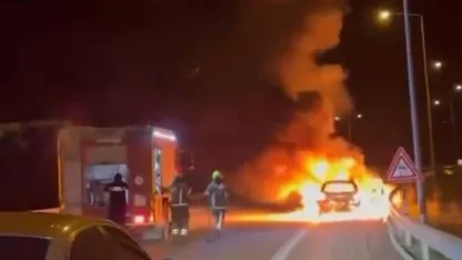 Seyir halindeki otomobil alev topuna döndü: Aracının yanışını çaresizce izledi