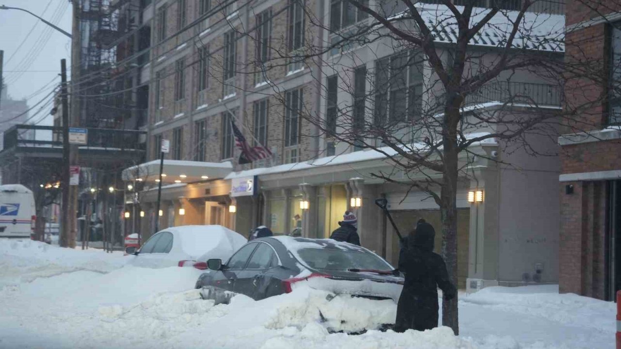 ABD’de kar fırtınası kabusu sürüyor: En az 13 bin uçuş iptal edildi, 953 bin kişi elektriksiz kaldı