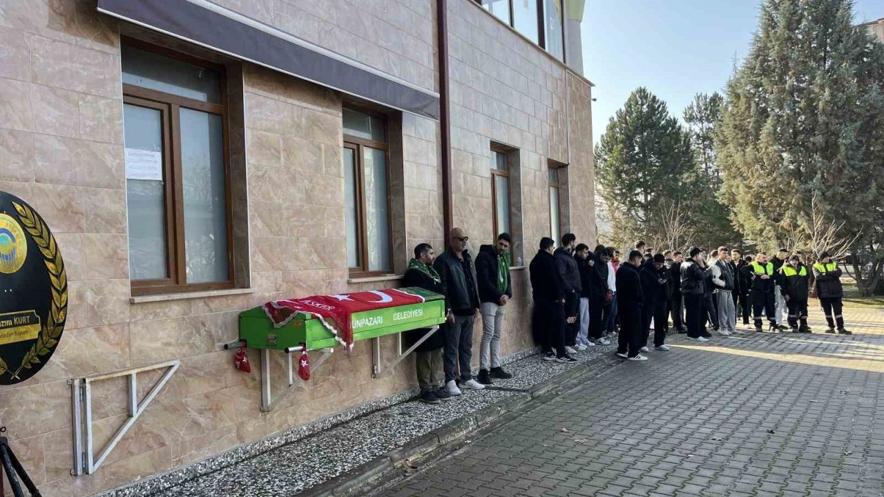 Askere gidecekti, tabutuna "O şimdi asker" yazılı tülbent serildi