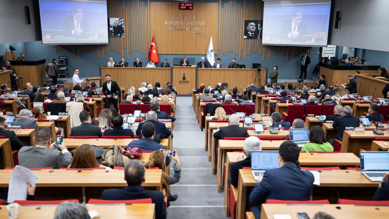 Başkan Tugay belgelerle konuştu, karar ve yazışmaları elden iletti; “Opera binasını bu dönem bitmeden hizmete alacağız”