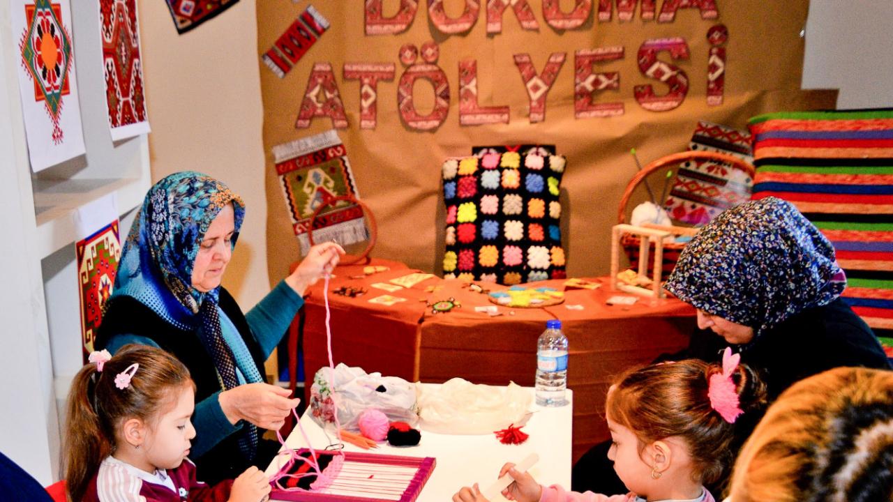 Bornova’da minik eller tezgâh başında