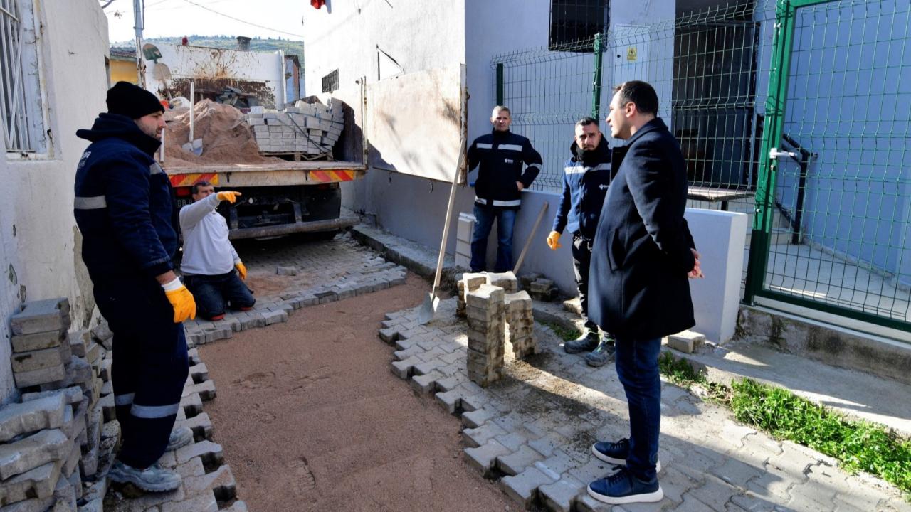Bornova’da yol seferberliği sürüyor