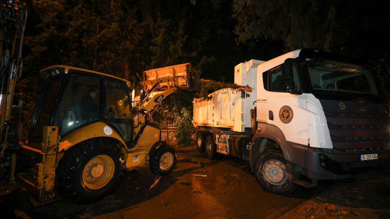 Buca Belediyesi ekiplerinin fırtına ve yağış mesaisi