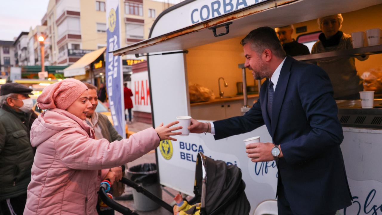 Buca Belediyesi’nden sıcak çorba ikramı