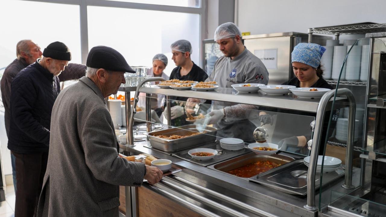 Buca’da dayanışma sofrası büyüyor