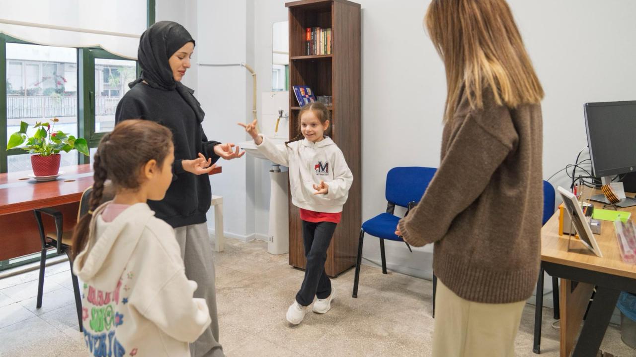 Çocuklar Renkli Harfler ile öğreniyor