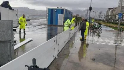 Fırtına duvarı Kordon’da taşkını önledi