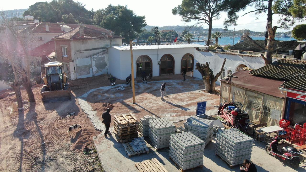 Foça İlçe Garajı’nda Çevre Düzenleme Çalışmaları Sürüyor