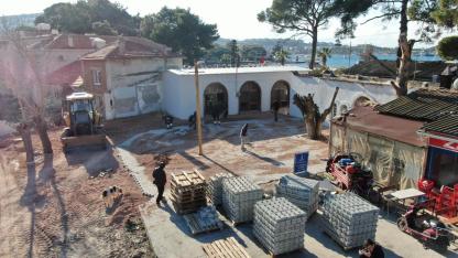 Foça İlçe Garajı’nda Çevre Düzenleme Çalışmaları Sürüyor