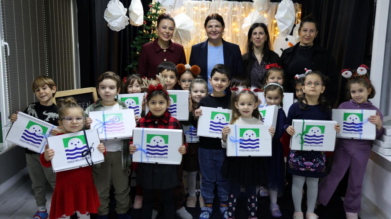 Foça’da Miniklerin Yeni Yıl Coşkusu: Başkan Fıçı’yla kutladılar