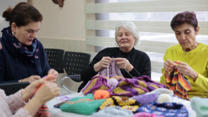 İyilik örüyor, çocukların yüreklerini ısıtıyorlar