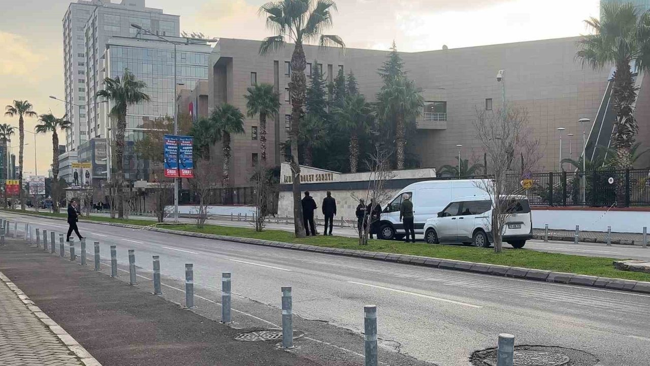 İzmir Adliyesi önünde şüpheli paket paniği