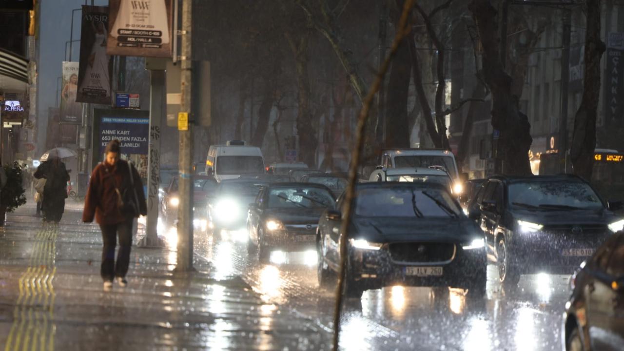 İzmir Büyükşehir Belediyesi ekipleri sağanak yağış ve fırtına nedeniyle seferber oldu