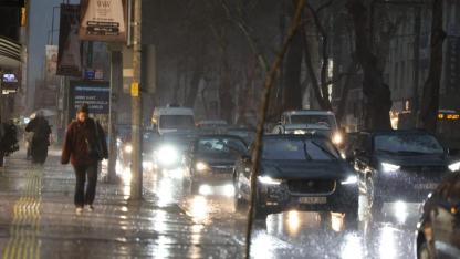 İzmir Büyükşehir Belediyesi ekipleri sağanak yağış ve fırtına nedeniyle seferber oldu