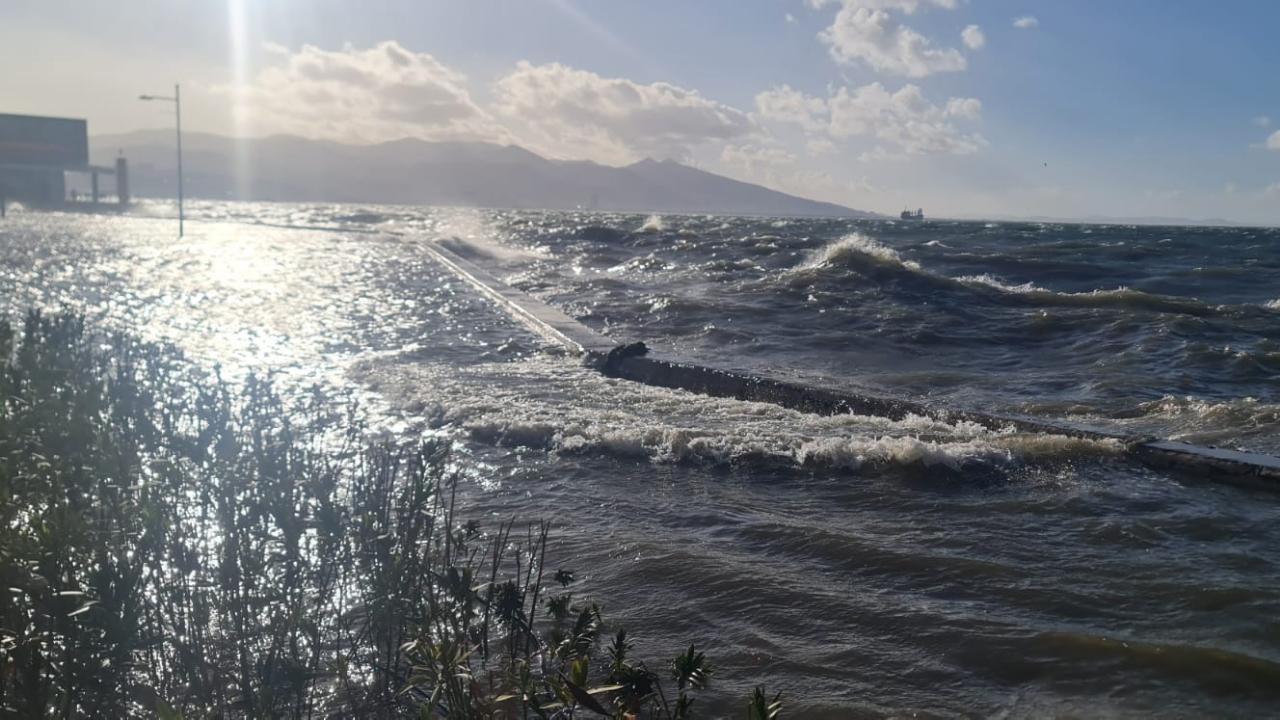 İzmir Büyükşehir Belediyesi ekiplerinin sağanak ve fırtına mesaisi