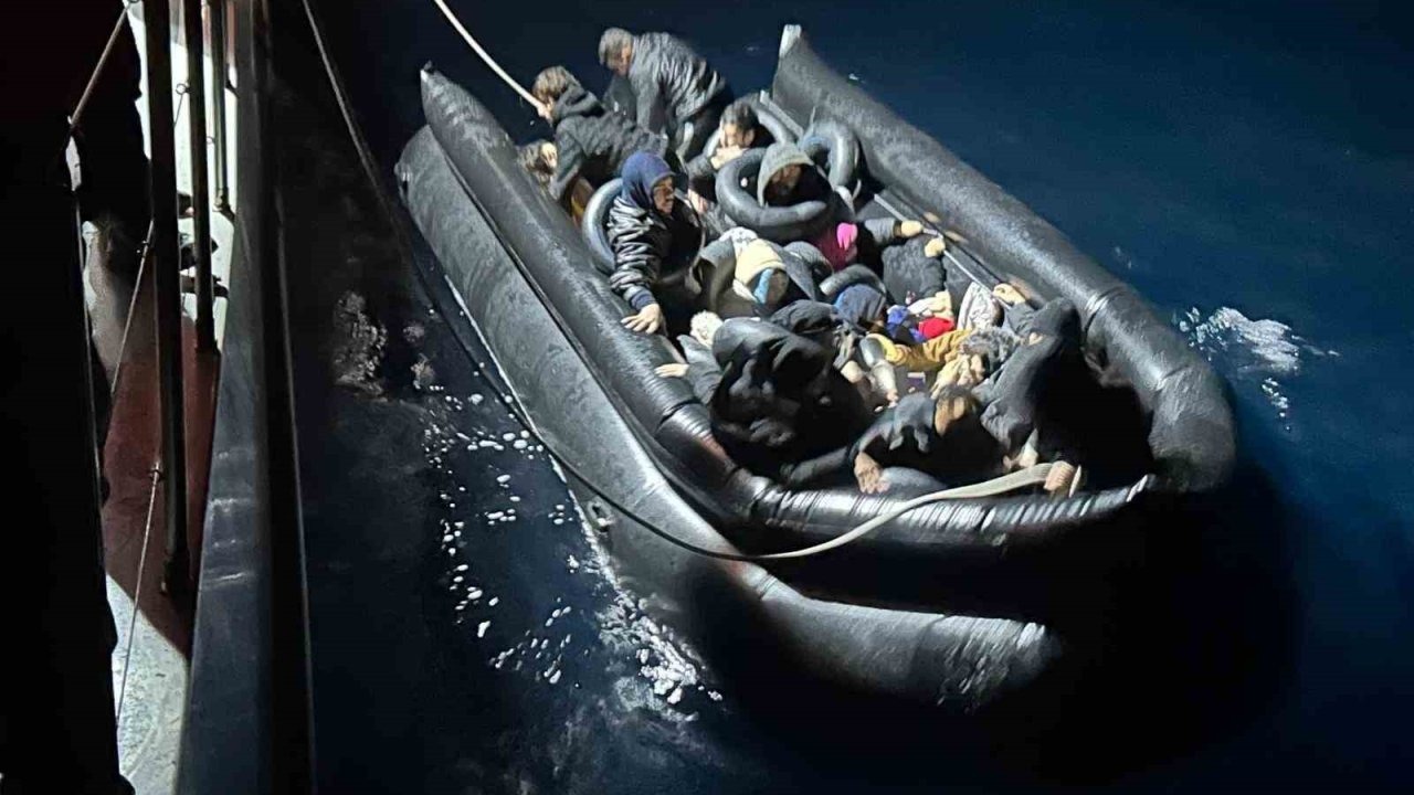 İzmir’de 33 göçmen kurtarıldı, 17 göçmen yakalandı