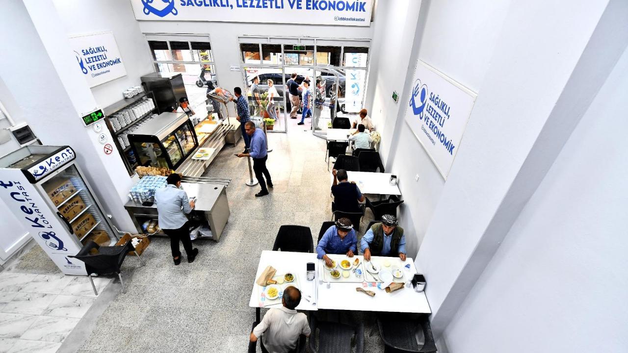 İzmir’de bir tabak yemekle hayatlar ısınıyor