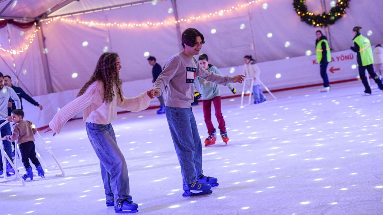 İzmir'de kışın keyfi buzda yaşanıyor