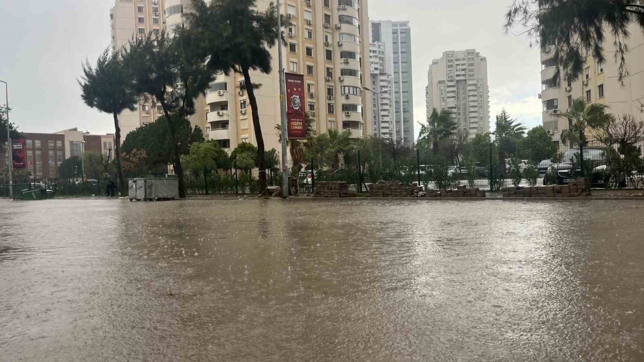 İzmir’de sağanak ve fırtına hayatı felç etti, yollar göle döndü