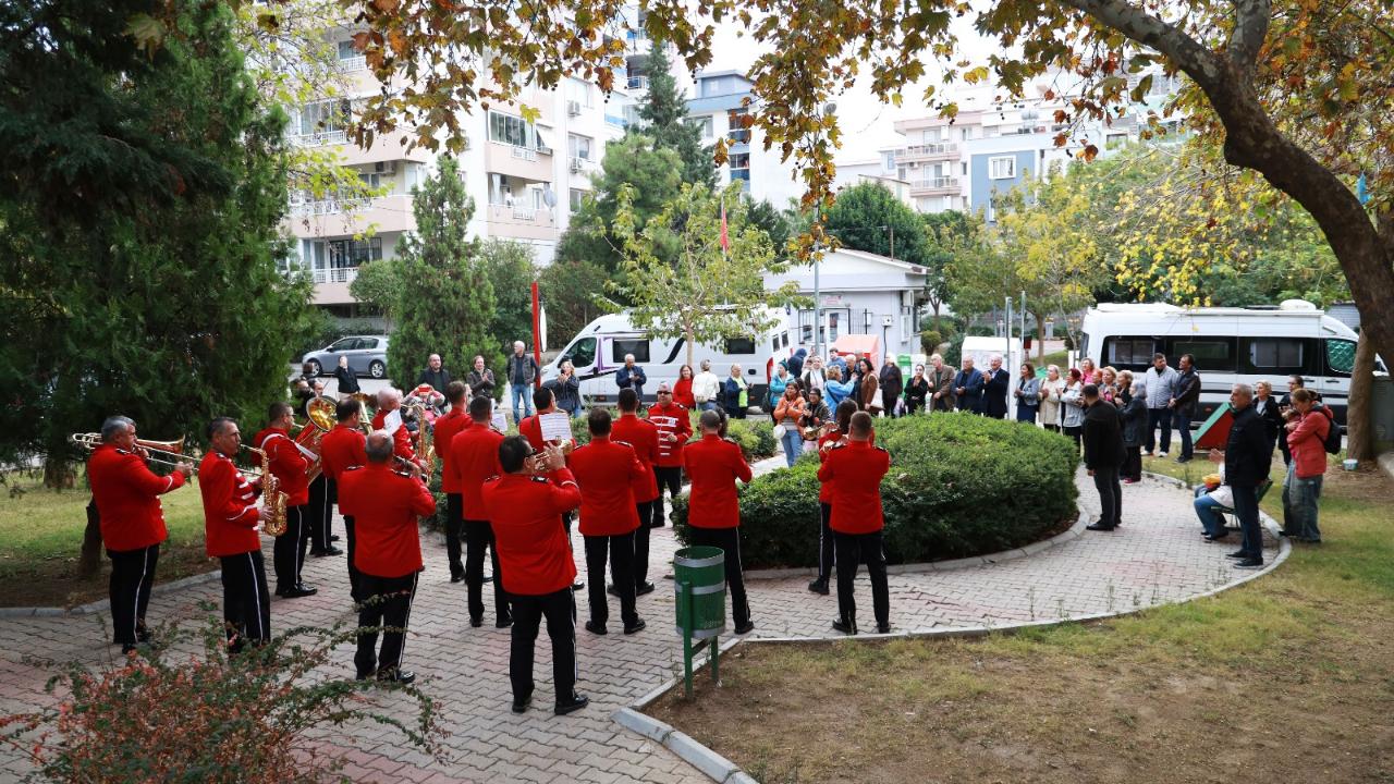 Karşıyaka sokaklarında bando şöleni