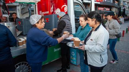 Karşıyaka’da 15 bin kişiye sıcak çorba ikramı