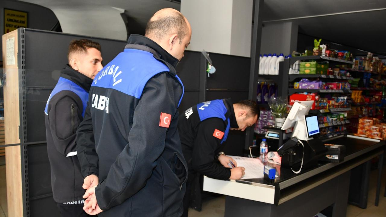 Torbalı Zabıtası’ndan Halk Sağlığını Tehdit Eden Marketlere Mühür