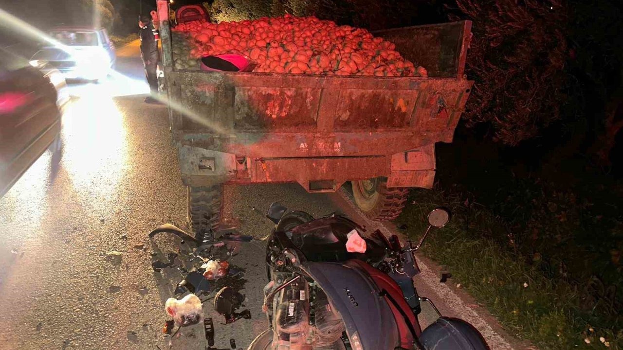 Traktör römorkuna çarpan motosiklet sürücüsü ağır yaralandı