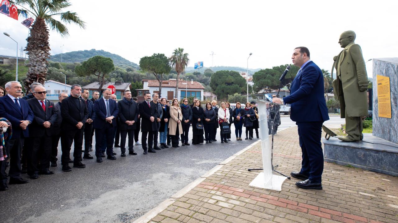 Uğur Mumcu, Narlıdere'de karanfillerle anıldı