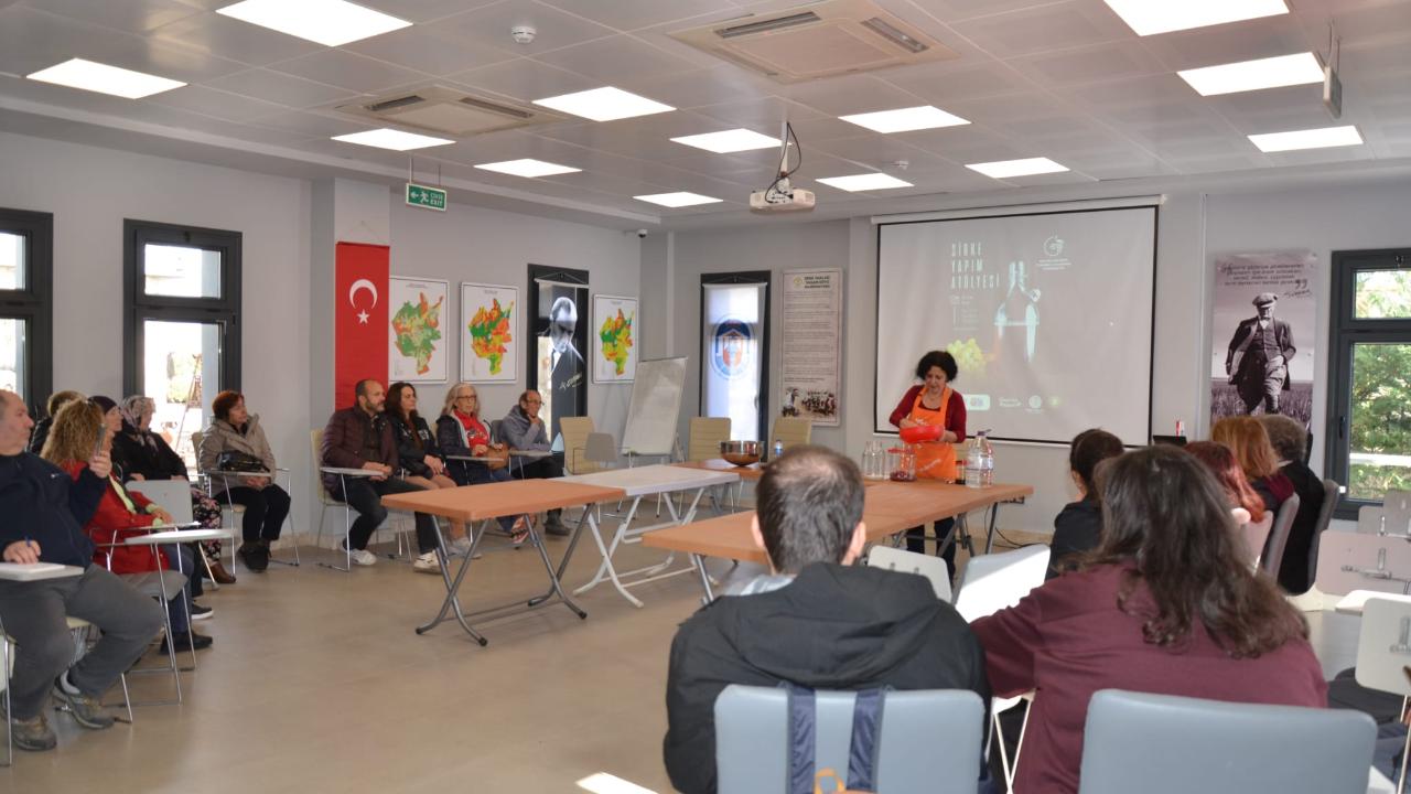 Üretici Pazarında çocuklara tohum, ailelerine sirke yapım atölyesi