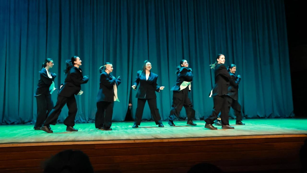 Yasemin Sakallıoğlu, İzmirlileri kahkahaya boğdu