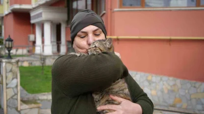 20 yıldır sokak kedilerine annelik yapıyor: "Sadece sevgi istiyorlar"