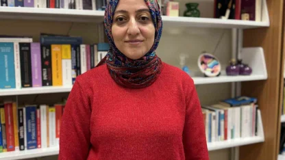 28 Şubatta başörtüsü yasağı nedeni ile Kıbrıs’a gidip üniversite okudu, bugün üniversitede ders veriyor