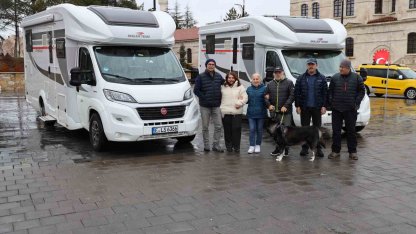 50 yıllık memleket hasretlerini karavanla gideriyorlar
