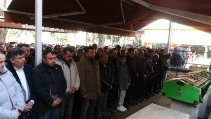 Araba almak için gittiği Antalya’da otobüs kazasında hayatını kaybeden Erdi Demirsoy toprağa verildi