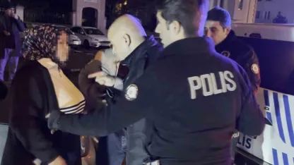 Kavga sonrası gözaltına alınan şahıs "Kapıyı kapatmayın" derken, annesi "Adam öldürmedi, çıkarın benim çocuğumu" dedi
