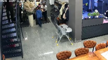 O anlar kamerada: Şefin Heimlich müdahalesi bebeği hayata bağladı