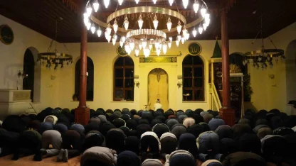 700 yıllık camide ilk teravih namazı kılındı