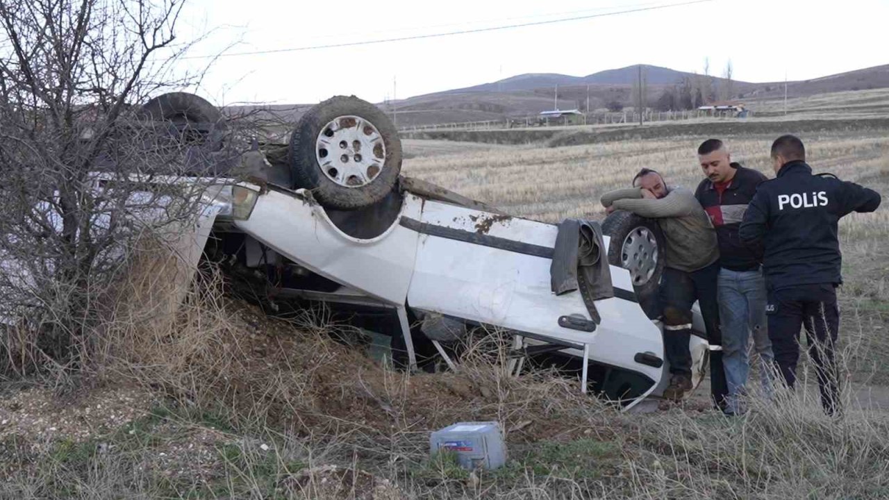 Acı manzarayla karşılaştı, gözyaşlarını tutmadı: Hurdaya dönen otomobildeki 2 yeğeni yaralandı
