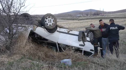Acı manzarayla karşılaştı, gözyaşlarını tutmadı: Hurdaya dönen otomobildeki 2 yeğeni yaralandı