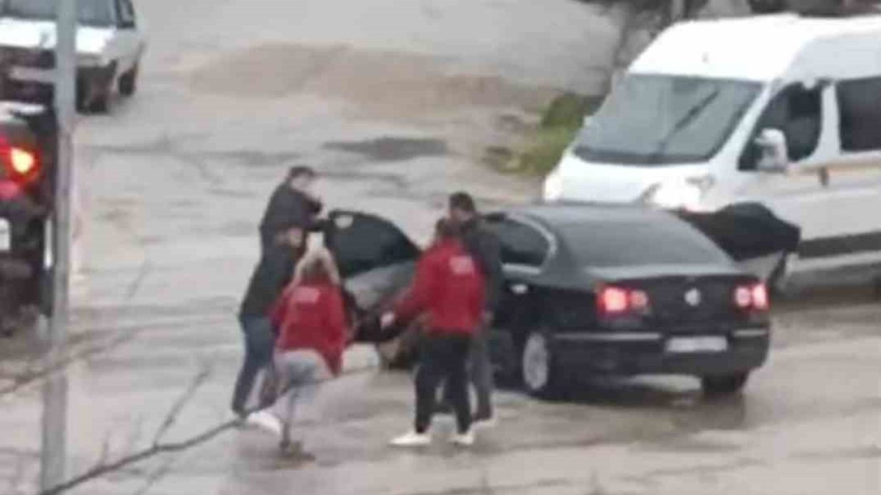 Adana’da bir kadının karıştığı sopalı kavga görüntülendi