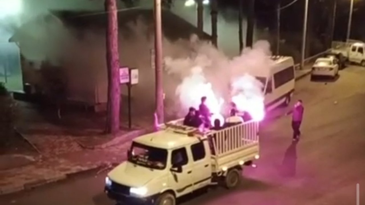 Adana’da ilk sahurda meşaleli davul şovu