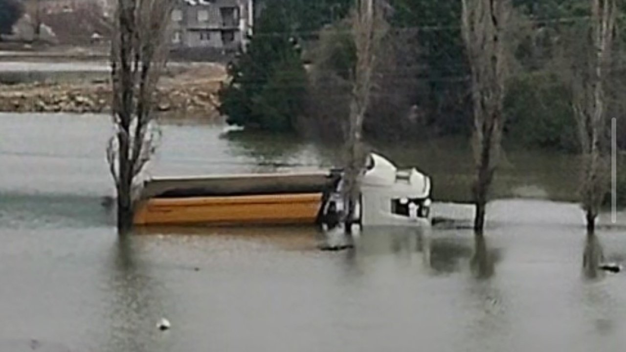 Adana’da köyü su bastı: Yollar kapandı, bir kamyon suya gömüldü