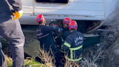 Adana’da öğrenci servisi şarampole devrildi: 2’si ağır 9 yaralı