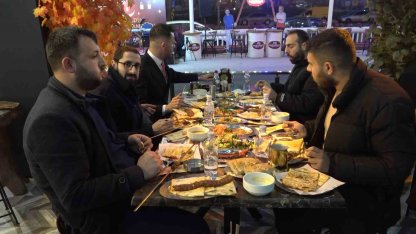 Adanalılar ilk iftarda kebapçılara akın etti