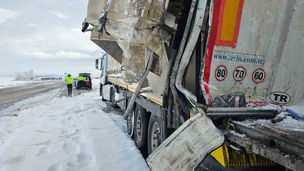 Adilcevaz’da tırlar çarpıştı