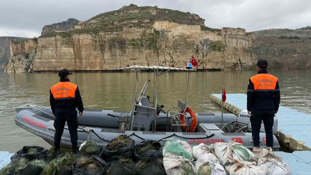Ağ ile avlanma yasağına uymayan şahıslar jandarmaya yakalandı